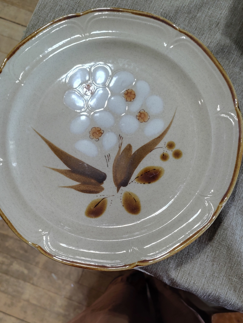 Vintage Hearthside Floral Stoneware Plate in Beige  with Brown & White Motif